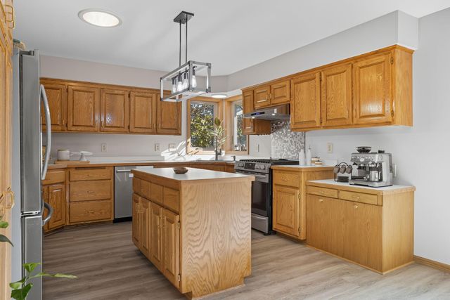 1136 County Road C2 W, Roseville, MN 55113