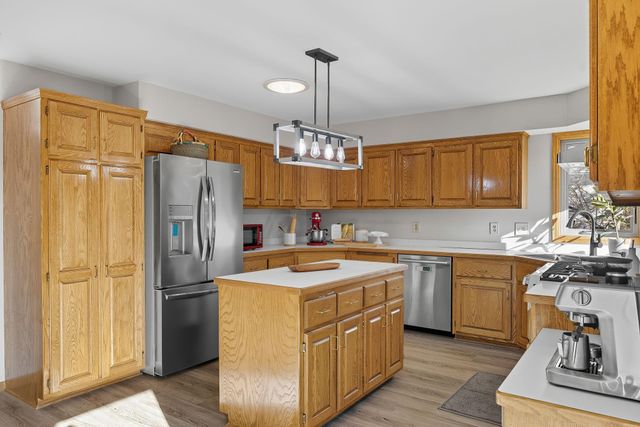 1136 County Road C2 W, Roseville, MN 55113