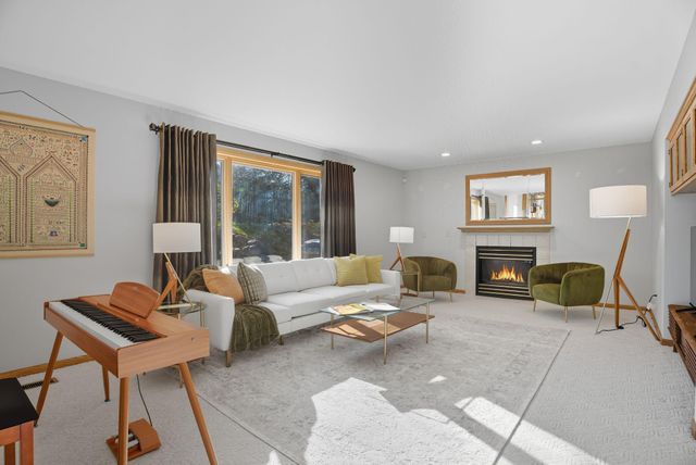 1136 County Road C2 W, Roseville, MN 55113