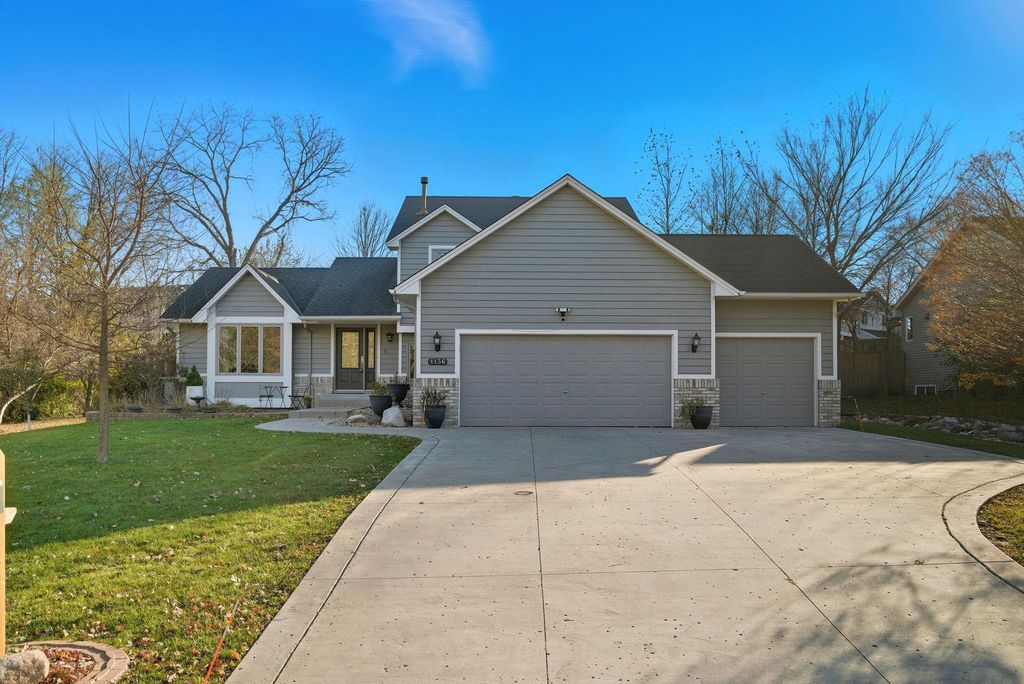 1136 County Road C2 W, Roseville, MN 55113