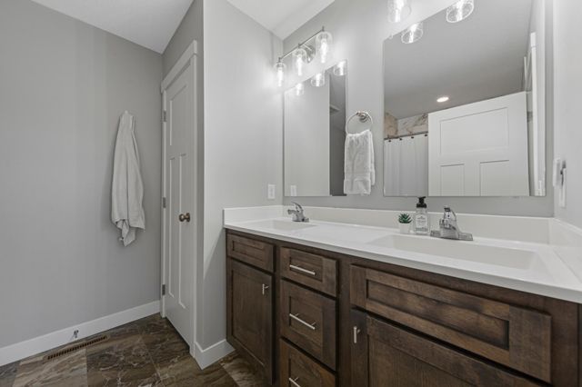 10 Sunset Court, North Mankato, MN 56003