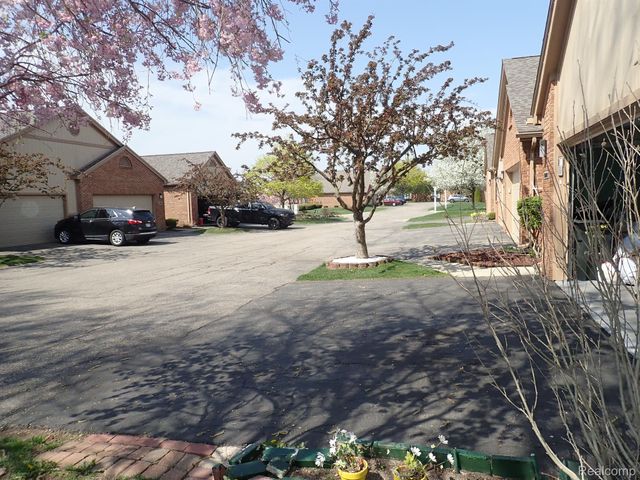 46980 COUNTRY Lane 8, Macomb, MI 48044