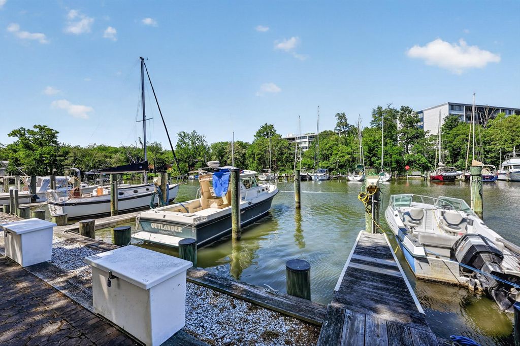 Image 16 of property listing at 774 FAIRVIEW AVE #F, Annapolis, MD 21403
