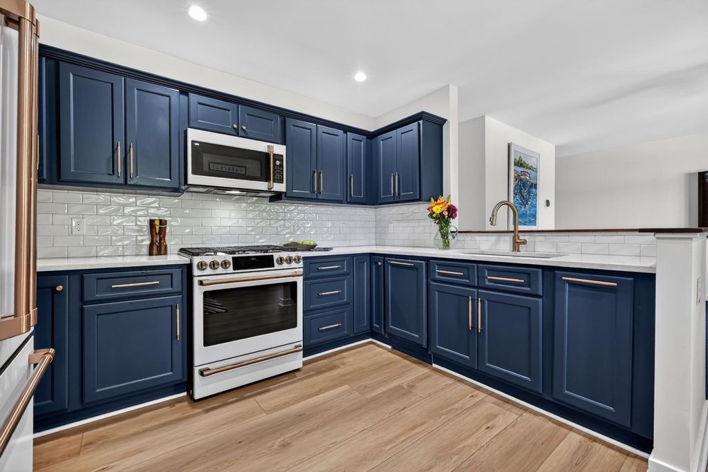 Image 3 of property listing at 774 FAIRVIEW AVE #F, Annapolis, MD 21403