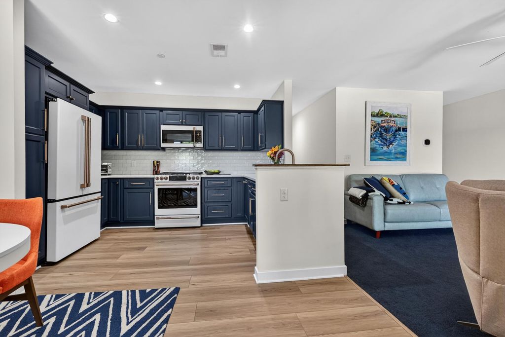 Image 4 of property listing at 774 FAIRVIEW AVE #F, Annapolis, MD 21403