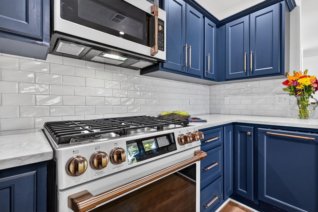 Image 6 of property listing at 774 FAIRVIEW AVE #F, Annapolis, MD 21403