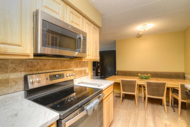523 Timber Ridge Drive 204, Carol Stream, IL 60188