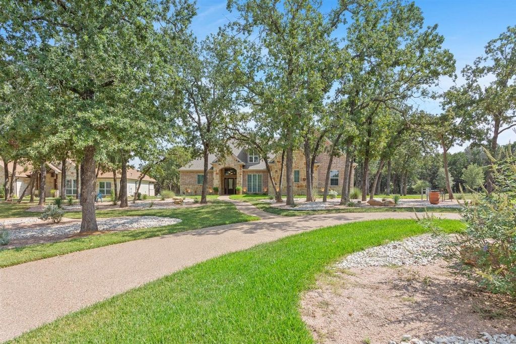 1092 Century Oaks Drive, China Spring, TX 76633