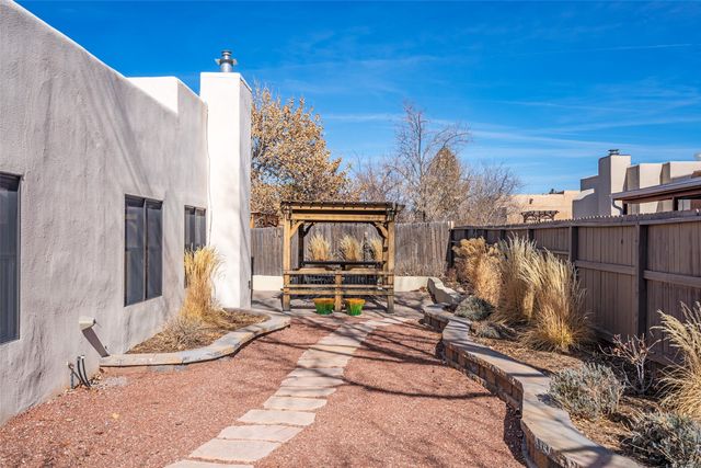 7487 Sagebrush Road, Santa Fe, NM 87507