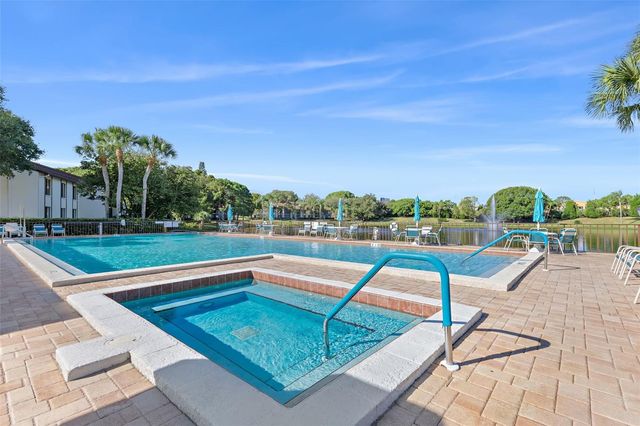 1290 PINE RIDGE CIRCLE E E1, Tarpon Springs, FL 34688