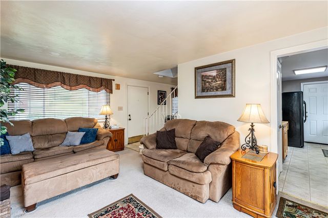 168 Carmella Dr, White Oak, PA 15131