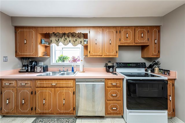 168 Carmella Dr, White Oak, PA 15131