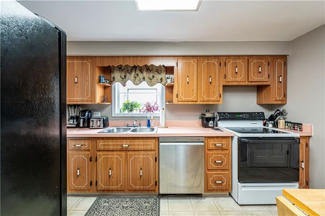 168 Carmella Dr, White Oak, PA 15131