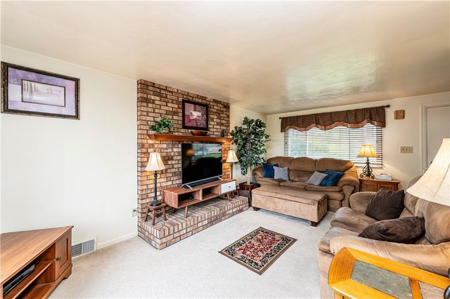 168 Carmella Dr, White Oak, PA 15131