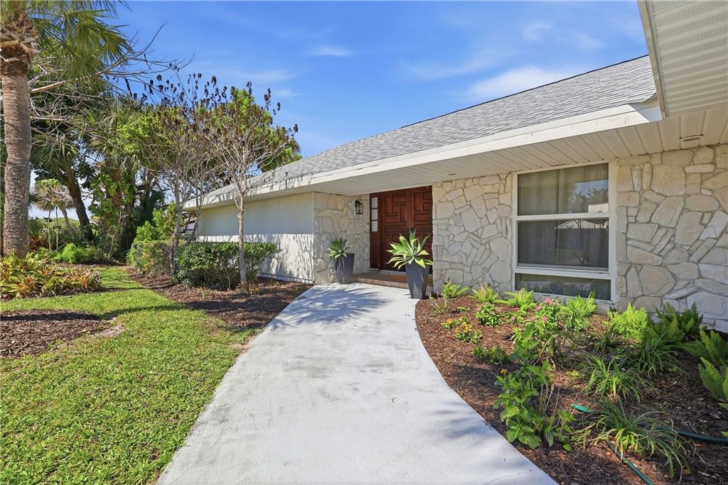 1048 Admirals Walk, Vero Beach, FL 32963