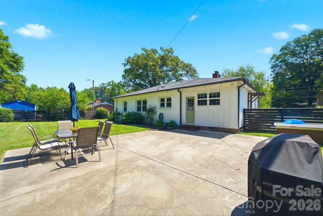 6409 Woodland Circle, Charlotte, NC 28216