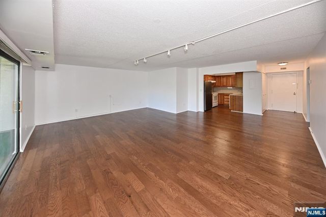 521 Piermont Avenue 417A, River Vale, NJ 07675