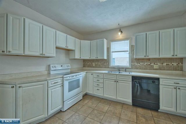 411 9th Street NW, Chisholm, MN 55719