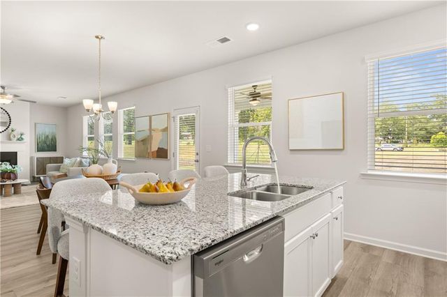 1796 Kingsmere Run Dr, Loganville, GA 30052