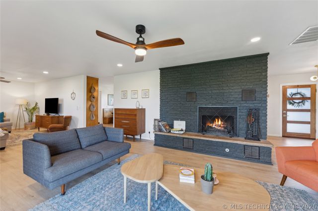 7207 E 166th Street N, Collinsville, OK 74021