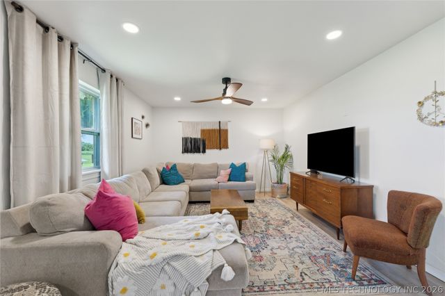 7207 E 166th Street N, Collinsville, OK 74021