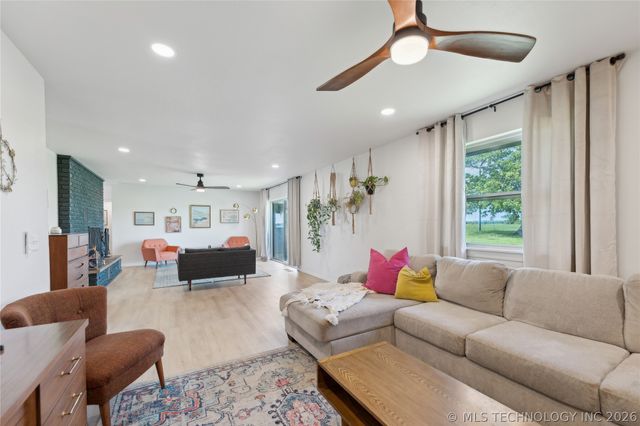 7207 E 166th Street N, Collinsville, OK 74021