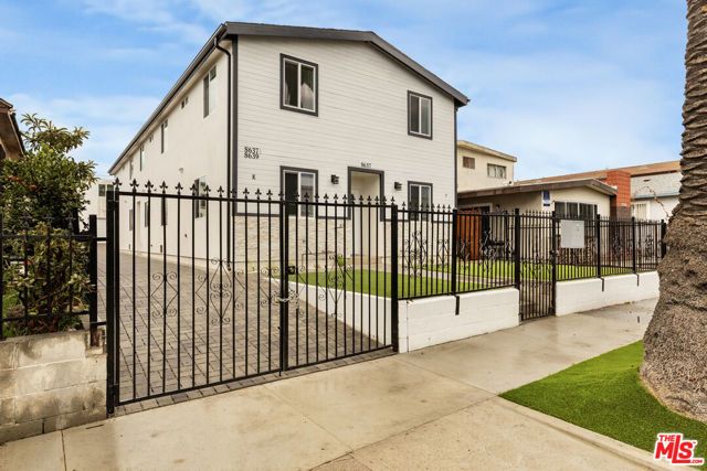 8637 Orchard Avenue, Los Angeles, CA 90044