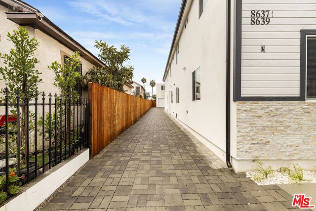 8637 Orchard Avenue, Los Angeles, CA 90044