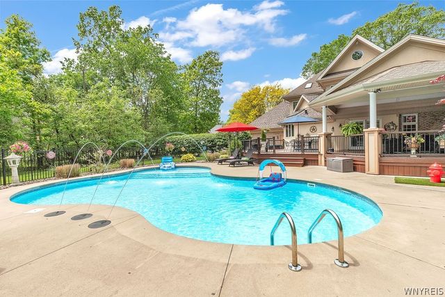 330 Deerwood Lane, Grand Island, NY 14072