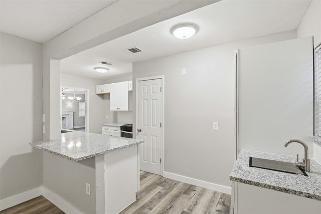 227 S Hampton Road, Dallas, TX 75208