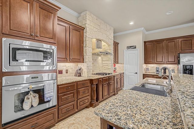 102 N Victoriana Circle, Spring, TX 77389