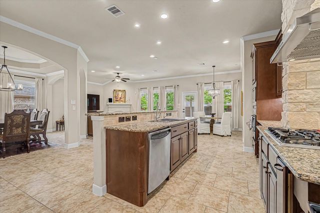 102 N Victoriana Circle, Spring, TX 77389