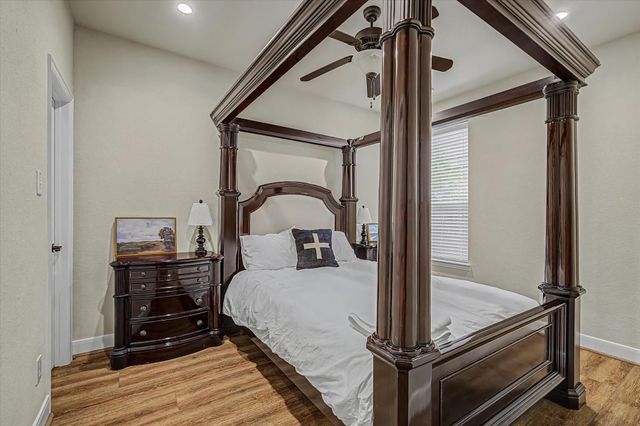102 N Victoriana Circle, Spring, TX 77389
