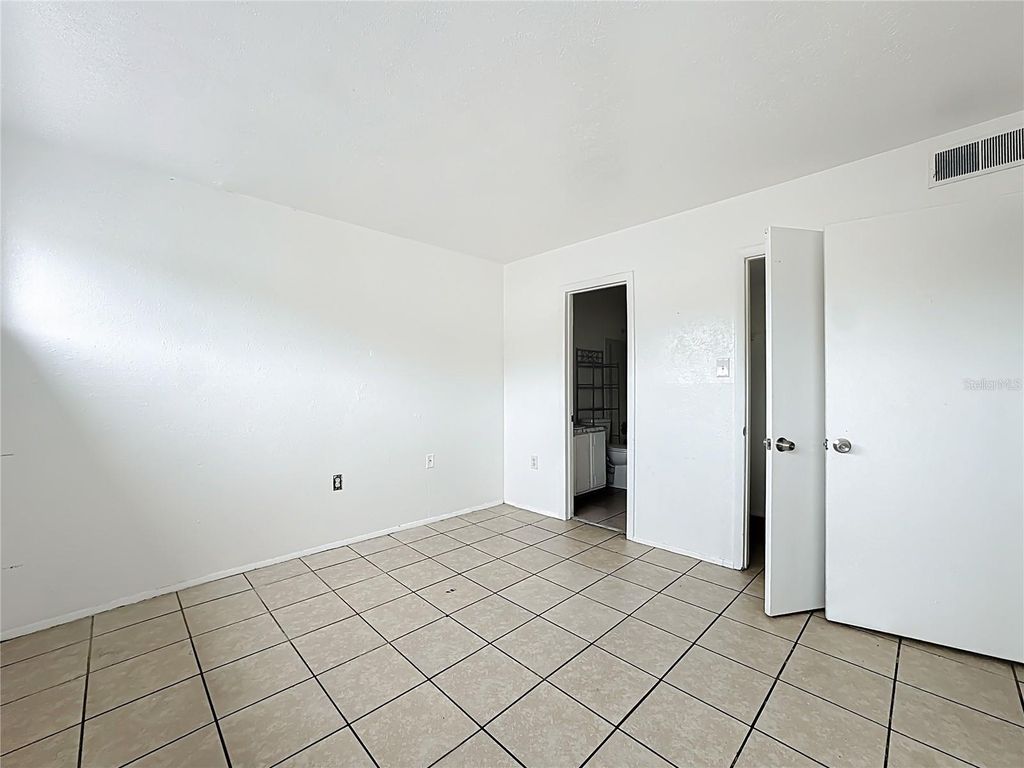 Image 29 of property listing at 3968 CRAYRICH CIRCLE C3, Orlando, FL 32839