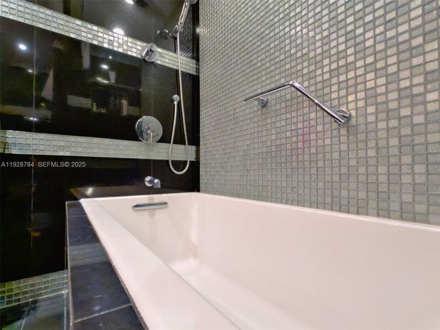 600 Three Islands Blvd 1112, Hallandale Beach, FL 33009