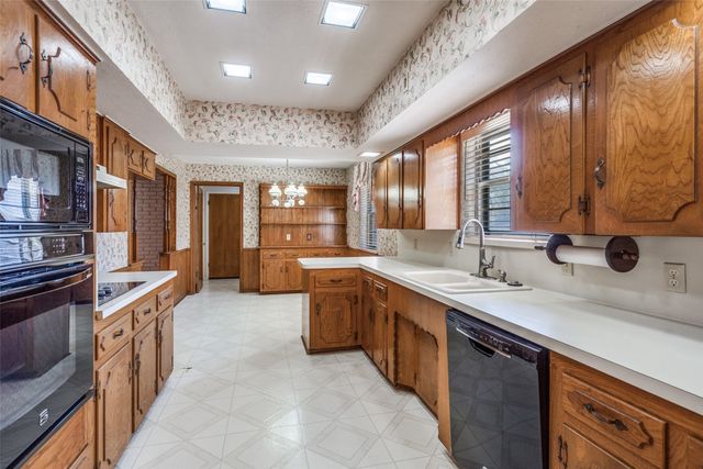 9824 Ravensway Drive, Dallas, TX 75238