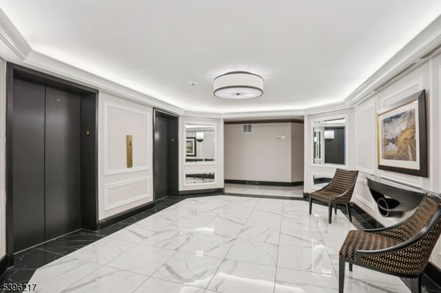 2 Claridge Dr 2NW, Verona Twp., NJ 07044