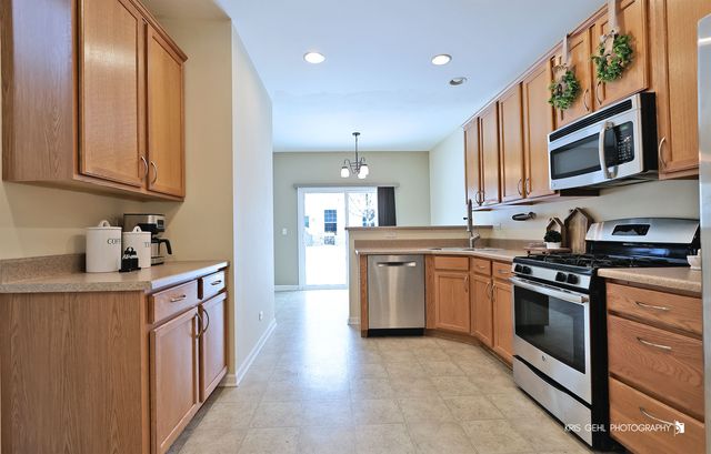 398 S Jade Lane, Round Lake, IL 60073