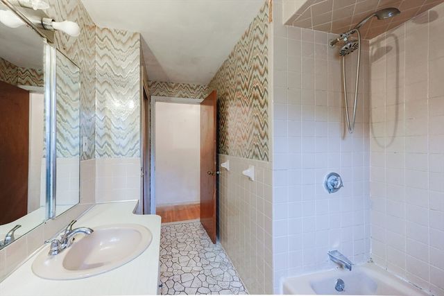 194 Ewing Dr, Stoughton, MA 02072