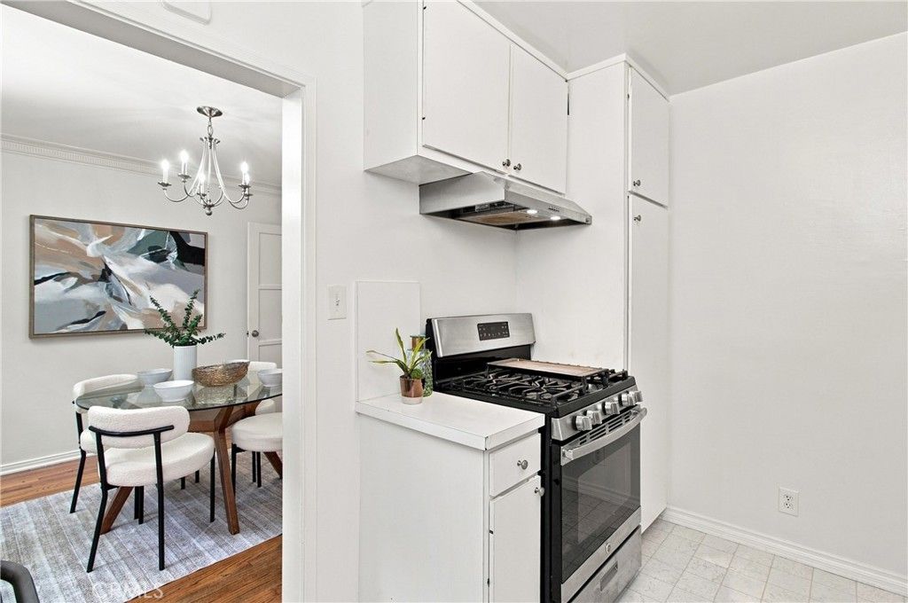Image 10 of property listing at 15034 Dickens Street 4, Sherman Oaks, CA 91403