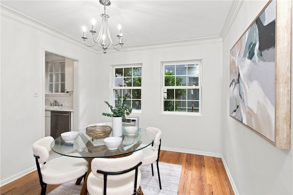 Image 11 of property listing at 15034 Dickens Street 4, Sherman Oaks, CA 91403