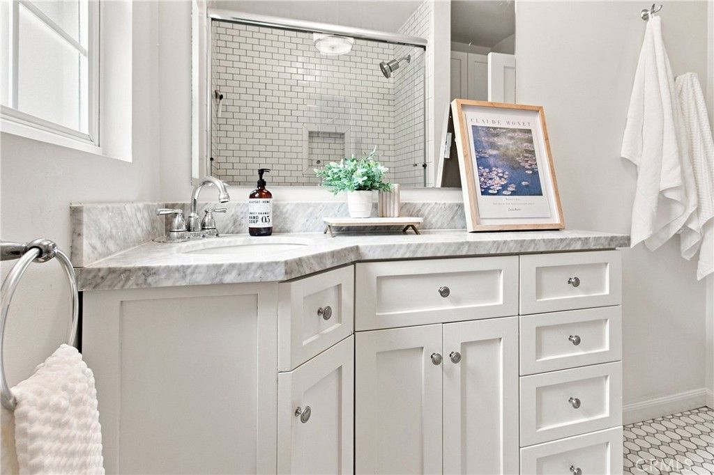 Image 13 of property listing at 15034 Dickens Street 4, Sherman Oaks, CA 91403