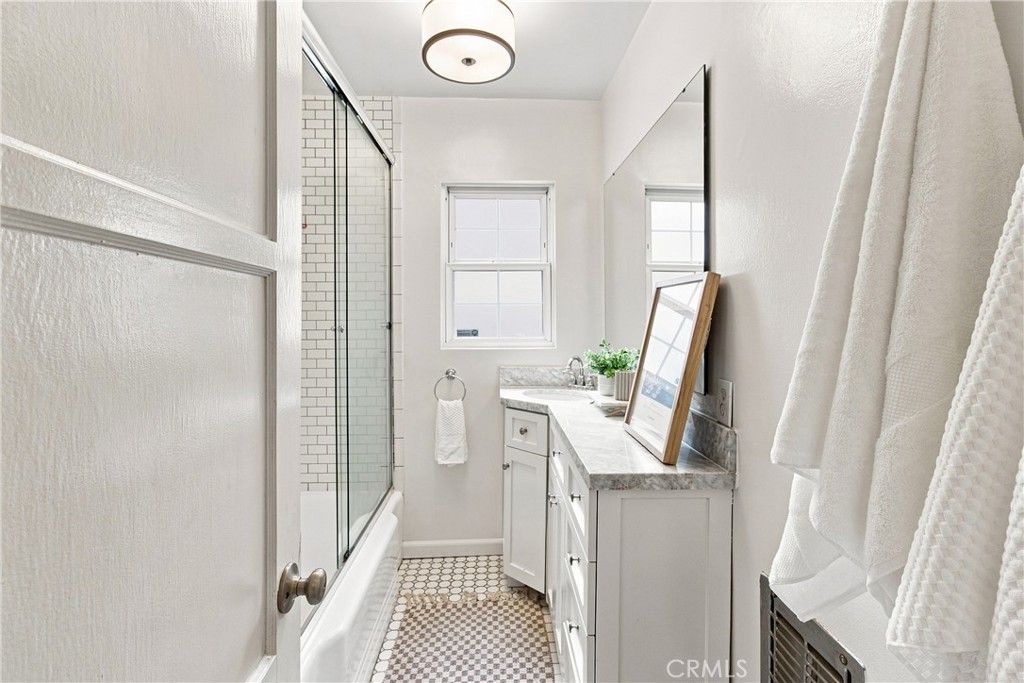 Image 15 of property listing at 15034 Dickens Street 4, Sherman Oaks, CA 91403