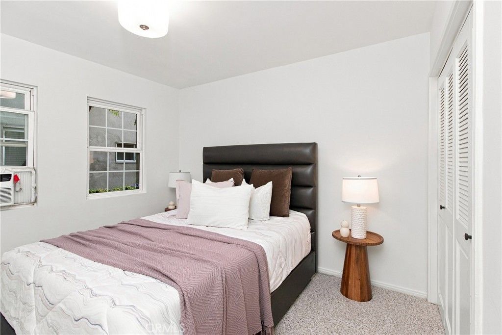 Image 16 of property listing at 15034 Dickens Street 4, Sherman Oaks, CA 91403