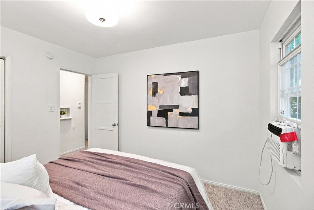 Image 17 of property listing at 15034 Dickens Street 4, Sherman Oaks, CA 91403