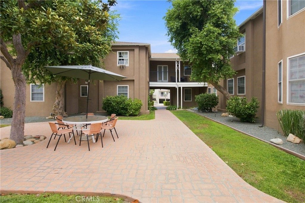 Image 23 of property listing at 15034 Dickens Street 4, Sherman Oaks, CA 91403