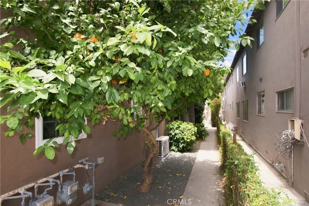 Image 24 of property listing at 15034 Dickens Street 4, Sherman Oaks, CA 91403