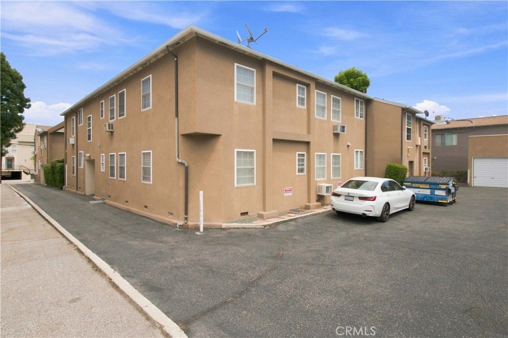 Image 28 of property listing at 15034 Dickens Street 4, Sherman Oaks, CA 91403