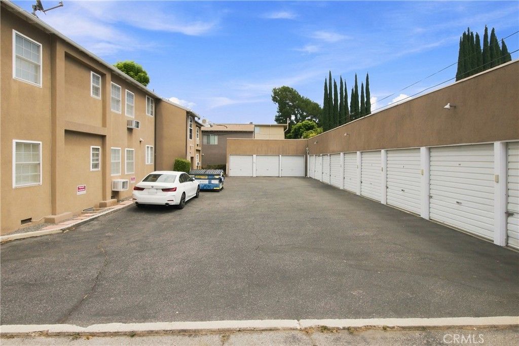 Image 29 of property listing at 15034 Dickens Street 4, Sherman Oaks, CA 91403