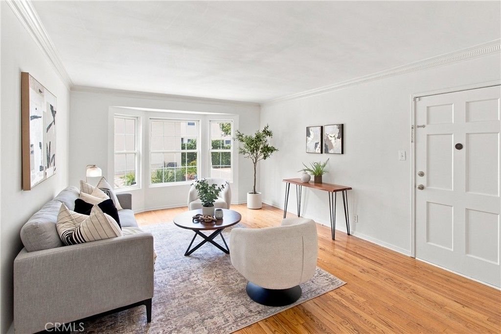 Image 3 of property listing at 15034 Dickens Street 4, Sherman Oaks, CA 91403